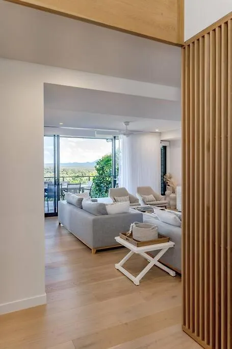 The Hamptons Lake House - Noosa Heads Luxury House