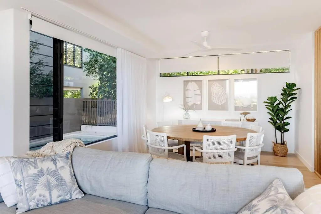 The Hamptons Lake House - Noosa Heads Luxury House Holiday home