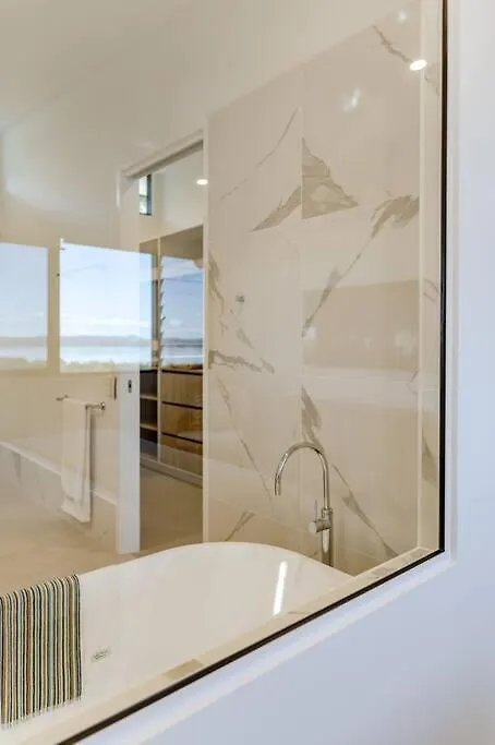 The Hamptons Lake House - Noosa Heads Luxury House Holiday home