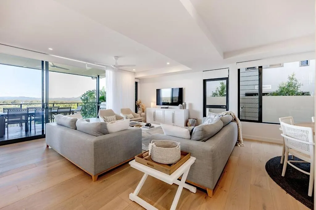 The Hamptons Lake House - Noosa Heads Luxury House Holiday home