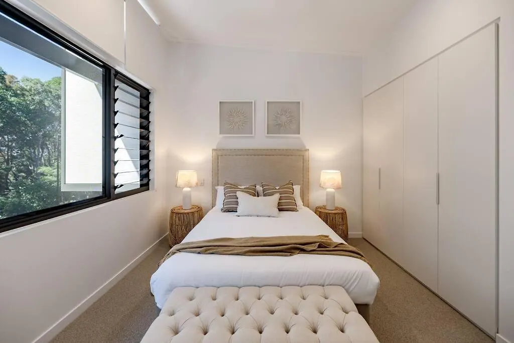 The Hamptons Lake House - Noosa Heads Luxury House Australia