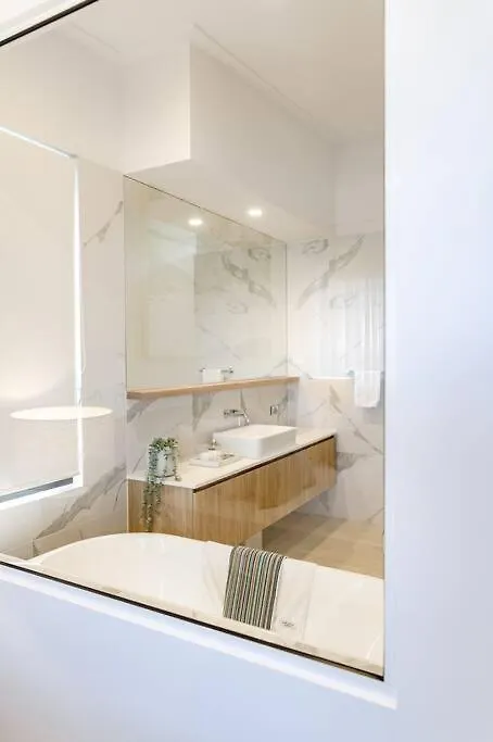 The Hamptons Lake House - Noosa Heads Luxury House