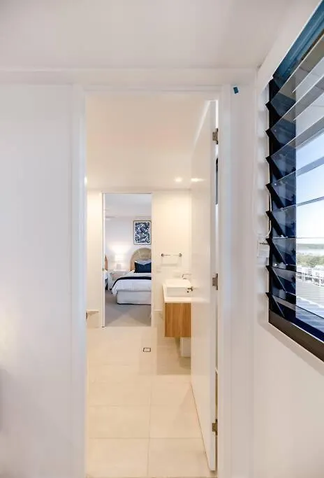 The Hamptons Lake House - Noosa Heads Luxury House Holiday home
