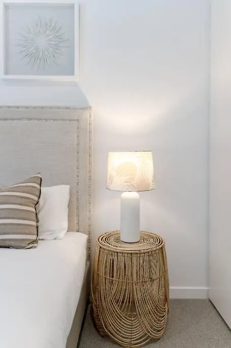 The Hamptons Lake House - Noosa Heads Luxury House Holiday home