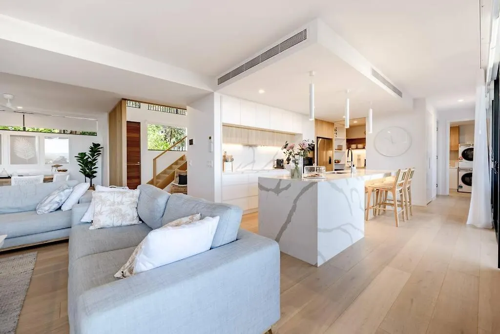 Holiday home The Hamptons Lake House - Noosa Heads Luxury House